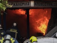 Πειραιάς: Μεγάλη φωτιά σε κατάστημα με χ...