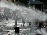 Αθήνα: Νερό με τις αύρες για να διαλύσου...