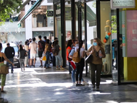 Η κακοκαιρία EVA «κλείνει» μαγαζιά και σ...