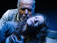 Ξεκίνησε το νοσηρό «Dogville» με την πατ...