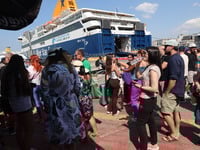 Κολλημένοι» στο λιμάνι του Πειραιά χιλιά...