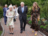 Η Καμίλα με τσάντα τσολιαδάκι στη δεξίωσ...