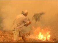Συγκλονίζει ο άνδρας που έσβηνε τη φωτιά...