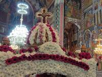 Στολίζοντας τον Επιτάφιο στα Βραχνέικα- ...