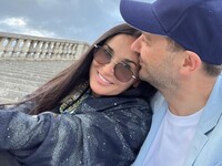 Αγκαλιά με τον νέο της σύντροφο η Ντέμι ...