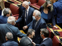 Συγκινητικές στιγμές στη Βουλή- Βουλευτέ...