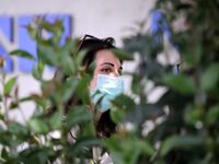 Πέντε άνδρες και μια γυναίκα στο Πανεπισ...