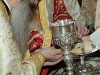 Ιερέας αρνήθηκε να κοινωνήσει παιδιά ΑμΕ...