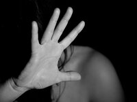 Κορινθία: Απήγαγε, βίασε και έβαλε φωτιά...