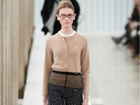 To trend… «άτακτη γραμματέας» στη Miu Mi...