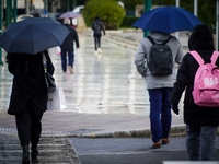Καιρός την Κυριακή: Βροχές και καταιγίδε...