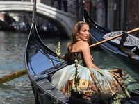 Η Jennifer Lopez ποζάρει ως άλλη Δόγισσα...