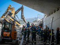 Κατάρρευση γέφυρας στην Πάτρα: Συνεχίζετ...