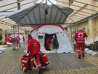 Πάτρα: Ο Ερυθρός Σταυρός έστησε υπαίθριο ιατρείο 