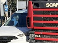 Πάτρα: Βαν «στριμώχτηκε» από νταλίκα στο...