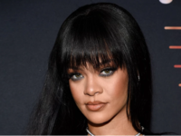 Η Rihanna δώρισε τρόφιμα και ρούχα σε βε...