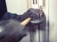 Μεσολόγγι: Διαρρήκτης άρπαξε λίρες και ξ...