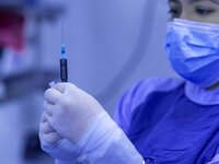 Ηλίας Μόσιαλος για εμβόλιο: Μικρότερο το...