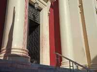 Πάτρα: Πέταξαν σακούλες με μπογιές στο δ...