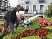 Βανδάλισαν το άνθινο ρολόι στην Τριών Συ...