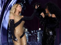 Μπιγιονσέ: Εγινε 42 και της τραγούδησε o...