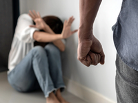 Κατήγγειλε τον πατέρα της επειδή απείλησ...