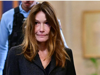 Κάρλα Μπρούνι: Στο δικαστήριο με τον Σαρ...