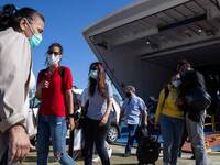 Επιστρέφουν οι ταξιδιώτες και οι μάσκες