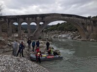 Δύτες στα παγωμένα νερά του Αχελώου για ...
