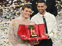 Φούστα, δαντέλα και «Brividi»: Style ico...