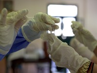 Το εμβόλιο της Pfizer έλαβε έγκριση για ...