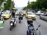 Απεργία ταξί: Επεισόδια στο υπουργείο Μεταφορών