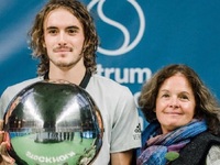 Μητέρα Τσιτσιπά: «Μόνο ο Κύργιος βγάζει ...