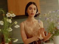 Λίλι Κόλινς: Ταγμένη στο «Scandi style» ...