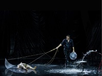 «Χαμός» στην Αθήνα για το «Ink» του Παπα...