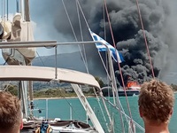 Λευκάδα: Φωτιά σε θαλαμηγό – Μαύρος καπν...