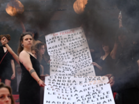 Γαλλία: Ακτιβίστριες ύψωσαν πανό στις Κά...