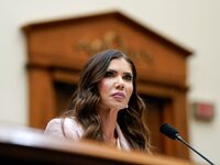 Ο Τραμπ απομάκρυνε την υπουργό Εσωτερική...