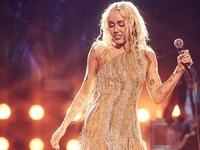 «Τα σπάει» η Μάιλι Σάιρους, στο θρόνο τη...