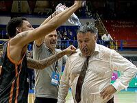 Επικό μπουγέλο στον Μάκη Γιατρά από τους...