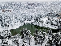 Ο χιονιάς μετέτρεψε τη λίμνη Μπελέτσι σε...