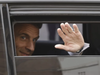 Με κατσαρόλες υποδέχτηκαν Γάλλοι τον Μακ...