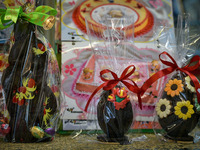 Δείτε πώς φτιάχνονται τα σοκολατένια, πα...