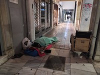 Πάτρα: O άστεγος που κοιμάται σε κεντρικ...