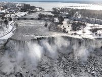 Παγωμένο τοπίο και οι καταρράκτες του Νιαγάρα
