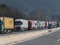 Οι αγρότες αποκλείουν από το μεσημέρι τα...