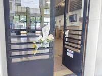 Τραγωδία στα Τέμπη: Λουλούδια στην πόρτα...