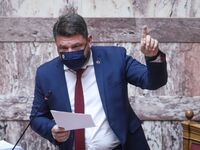 Χαμός στη Βουλή για «μεσάζοντες» «διεφθα...