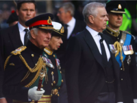 Ο πρίγκιπας Άντριου πίεζε την Ελισάβετ ν...