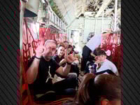 Έφτασε στην Ελευσίνα το C-130 με 91 Ελλη...